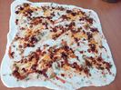Pâine decorativă cu sos chili, ceapă cu boia și măsline verzi - 1