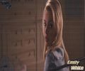 - pregătească banii. Emily nu pierde niciodată." Închid apoi geamul și-mi țin scurt privirea +