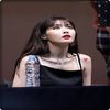 → [Jojo își dădu ironică ochii peste cap, dar expresia ei devine una serioasă și înghite