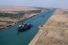 Canalul Suez- situat in Egipt, leaga Marea Mediterana de Marea Rosie, nu are ecluze