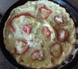 Omletă cu ardei kapia și brânză topită