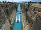 Canalul Corint leaga Marea Egee de Marea Ionica
