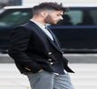 — Urmari prin prezenta aceluiasi zambet pe buze. Raman totusi tacut doar
