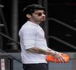— Pe respectivul il ridic pana il pozitionez in lateralul gurii, avand ca la scurt