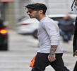 — Adreseaza, bratul mi-l cobor imediat, ambele ajungandu-mi impreunate la