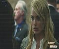 - Mă prind cu mâinile de bord când acesta pune frână bruscă și mă uit la el. "Ce-i? Ce te +