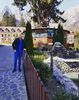 — *stătea căzut pe gânduri, dp cv timp îi remarcă prezenţa Elenei şi o analizează cu privirea