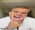 》Mhmmm*își face treaba acolo mai repede și cu cealaltă mână se joacă cu un sfrk* =)))))