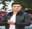 》*îl bufnește râsul, credea că face mișto, apoi se oprește când vede în continuare că