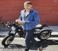 》*își parchează motocicleta și intră în curtea campusului*