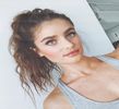— Își dă în mod vizibil ochii peste cap atunci când îl aude pe brunet, dar totuși lasă