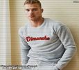 》*ia o gură din shake-ul său (Drc știe ce avea în el) apoi se uită la ea mai calm ca niciodată*