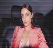 ─ astfel că decide a se opri puțin măcar pentru a-i saluta pe cei prezenți înainte de a