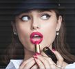 ─ "ține în mână..." Cu aceeași expresie facială se uită apoi asupra lui Matthew continu-