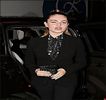 — brațul acesteia, aprinzând TV-ul și abia acum observând persoanele din jurul meu. „În
