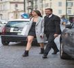 ─ "drăguțo, mă voi uita la tine." Înlocuiește ziarul ce nu demult fusese așezat în poala sa
