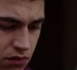 ─ "cu tine?" Privirea îi cade pe morcovul din mâna ei și este astfel obligat să o privească