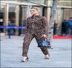 ━ Odată intrată în bucătărie așez sacoșa pe masă și scot produsele din ea, înșirându-le