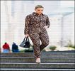 ━ cine??” după ce îl prinde înaintez spre locul în care Brad stătea și-i întind bolul pentru