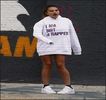 — „Oh, nu vreau să fiu rea, dar chiar se vede ...” oftez scurt, urmărind-o în tot acest timp