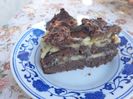 Tort cu crema de vanilie si stafide si glazura de fineti (felie)