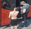 — Arcuirea colțului gurii sale într-un rânjet. Deși o depășește, capul și-l întoarce pe parcursul