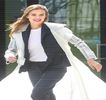 — Întrucât se afla într-o conversaţie cu iubitul său pe facetime, însă în acelaşi timp pregătea