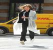 — Îi coboară, cât pentru a înfăţişa o expresie care prezenta dezamăgire, expusă de asemenea