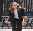 — Pe clătita întinsă pe farfurie, rămăşiţele de ciocolată rămase pe linguriţă, ştergându-le