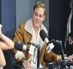 — Aprobă drept o formă a înțelegerii imediat după ce îi aude răspunsul, chiar intuit și de