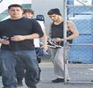 — Ulterior printr-un râset, referindu-se strict la baie, ca mai apoi, după ce îl ocolește, să i se