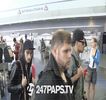 — Timp în dreptul ușii dormitorului care îi revenea lui. Are loc pătrunderea lui imediată, însă,