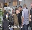 — Început se folosește de clanță și astfel împinge ușa, producând închiderea. Din nou are loc
