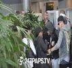 — Vreun anumit indiciu. Ajunge deci să-și petreacă următoarele minute controbăind