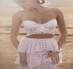 — Singură clipă pentru a ajunge faţă în faţă cu uşa care o despărţea de hol. Deşi îşi întinde