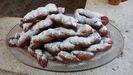 Gogosi rasucite cu sos de caramel si zahar pudra