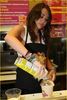 normal_miley-cyrus-makes-milkshake-37