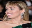 ﹊  Privirea lui Miley se deplasează pe fiecare personaj din încăpere, lăsând un mic rânjet