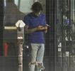 — Cu toate că îşi introduce palmele în buzunarele pantalonilor, aflat pe punctul de a părăsi