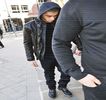 — Scop, indică lent cu ajutorul bărbiei spre zona laterală lor, treptele scărilor aflate într-un