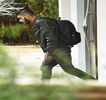 — Abia când o repriveşte pe Emily, ochii lui circulă de-a lungul fiecărei trăsături a acesteia,