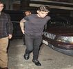 — Câteva secunde doar pentru a privi peste propriul umăr, prin sticla uşii, doar cât să creeze