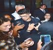 — Ei, prinzându-i palma într-a lui. O mişcare scurtă a capului are loc în direcţia uşii, completată