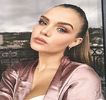 — Vorbele pe care Dacre le înlănţuie ajung să o dea peste cap de-a dreptul, vizibil fiind şi pe