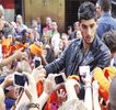 — Respectiv, preţios de altfel, este aruncat în interiorul acelui pahar cauzând sărirea câtorva
