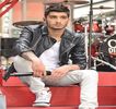 — Care apoi i-l şi coboară pe lângă corp. “O singură dată dacă o mai atingi, nenorocitule,