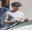 — Pantalonilor şi palmele şi le infiltrează printre braţele ei cât să îi prindă talia, cuprinzând-o