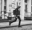 — Singură, persistă. “La naiba, Josephine.” Pe o tonalitate joasă i se adresează acesteia,