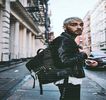 — Zintă retragerea palmelor de pe fesele ei doar pentru a și le putea trece apoi pe sub