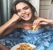 — Gâtului său, două secunde mai apoi mormăind: „Păstrează replicile pentru mai târziu,